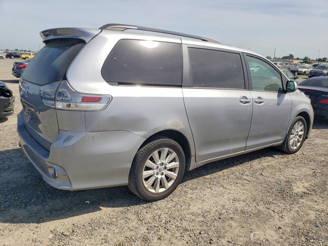 2012 Toyota Sienna Le 7-Passenger - Image 3