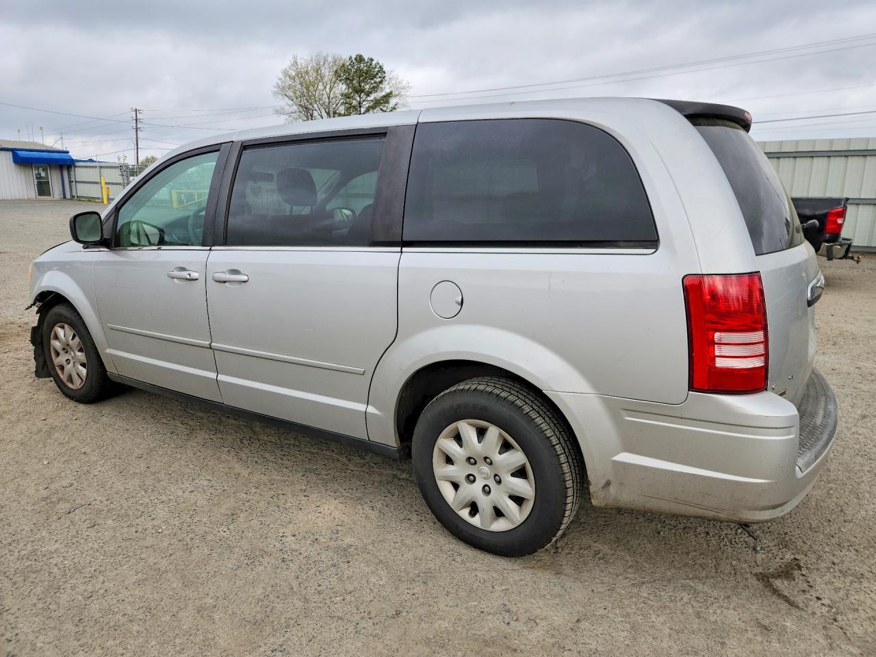 2009 Chrysler Town & Country Lx - Image 2