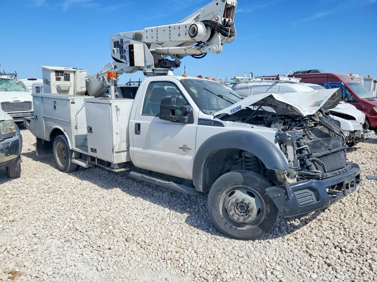 2016 Ford F-550 Bucket Truck - Image 4