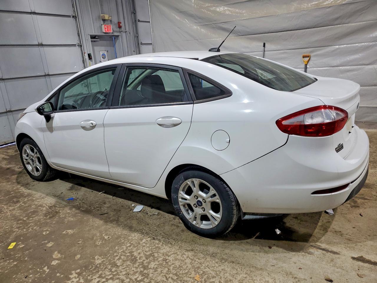 2015 Ford Fiesta Se - Фото 2