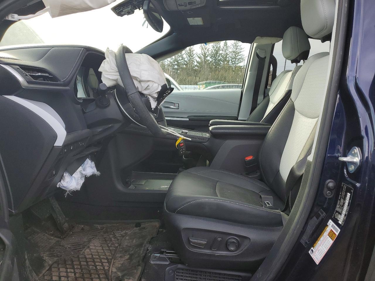 2025 Toyota Sienna Le - Image 7