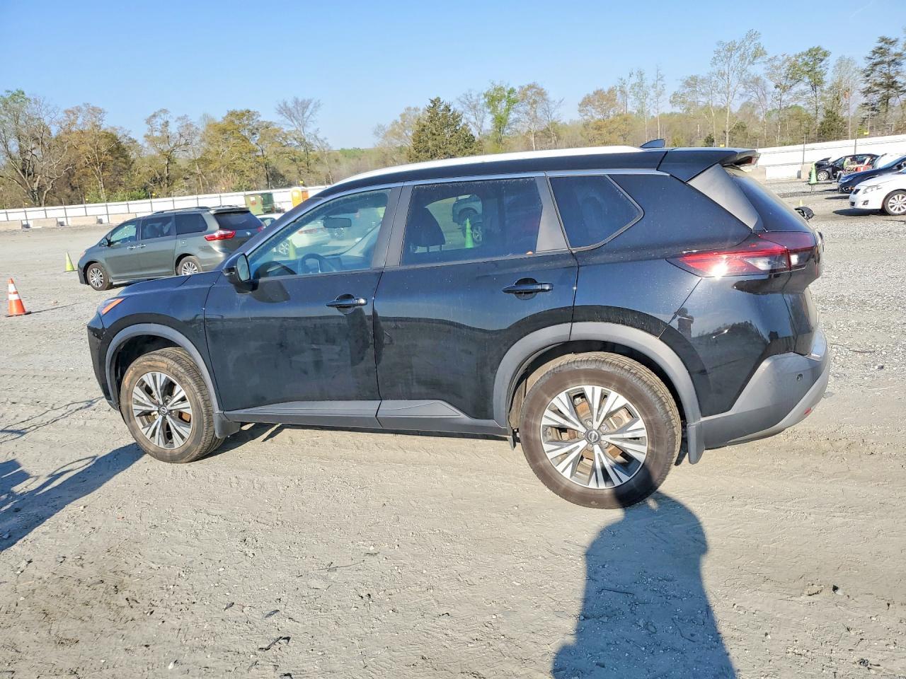 2022 Nissan Rogue Sv - Image 2