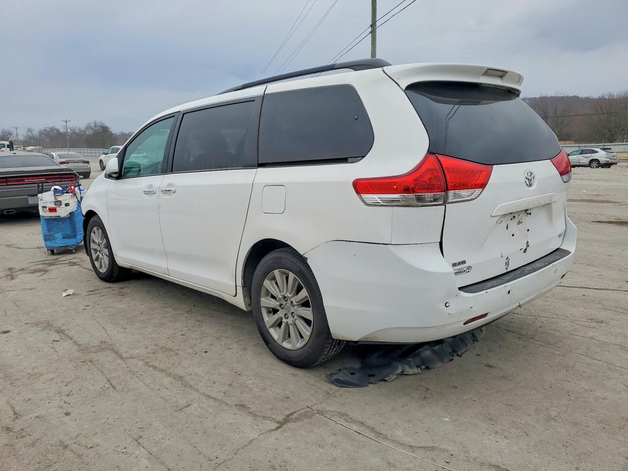 2013 Toyota Sienna Xle 7-Passenger - Image 2