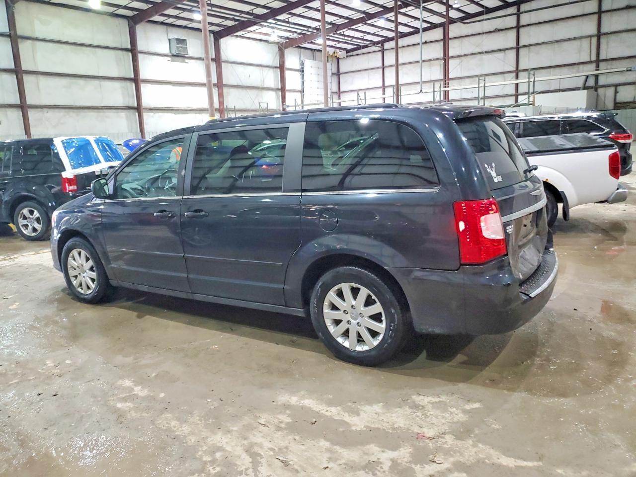 2015 Chrysler Town & Country Lx - Фото 2