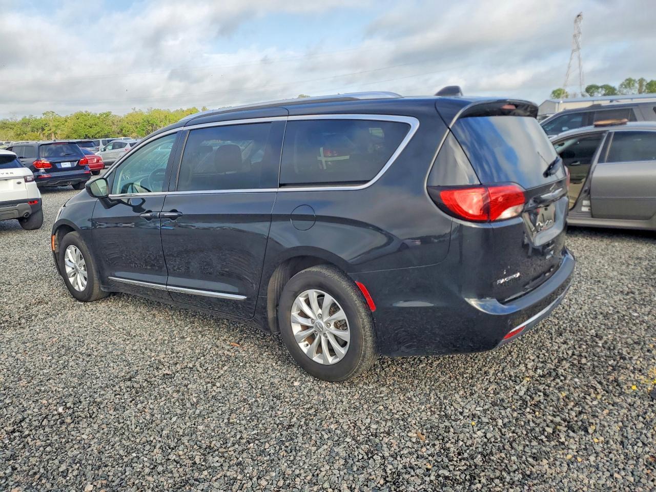 2020 Chrysler Pacifica Touring L - Image 2
