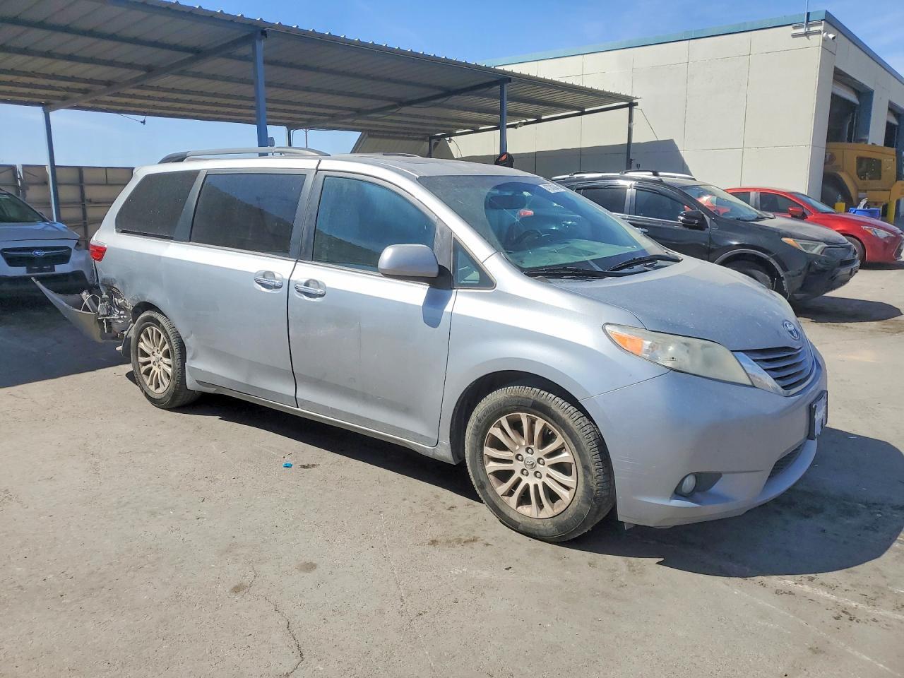 2016 Toyota Sienna Xle 8-Passenger - Фото 4