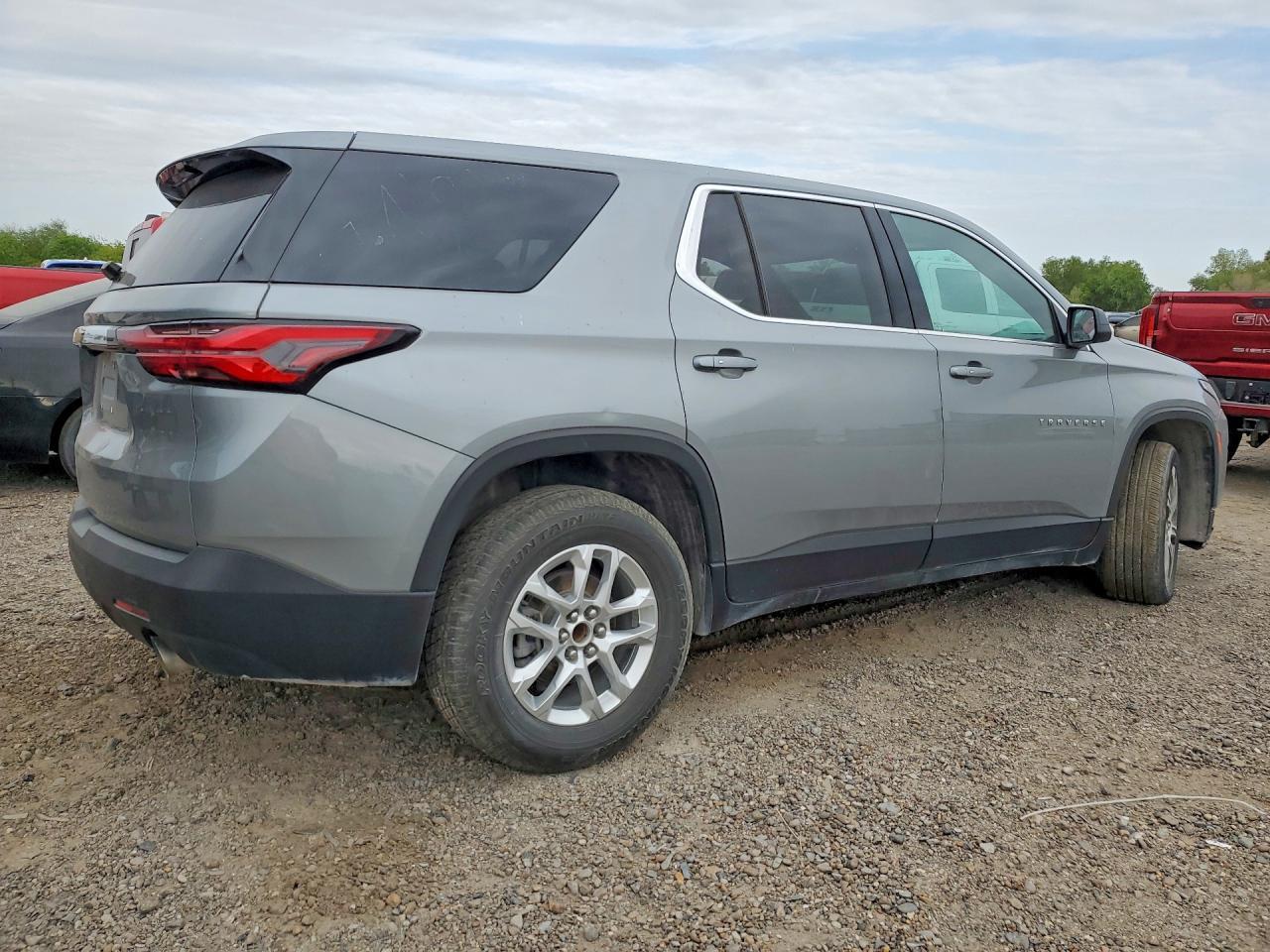 2023 Chevrolet Traverse Ls - Image 3