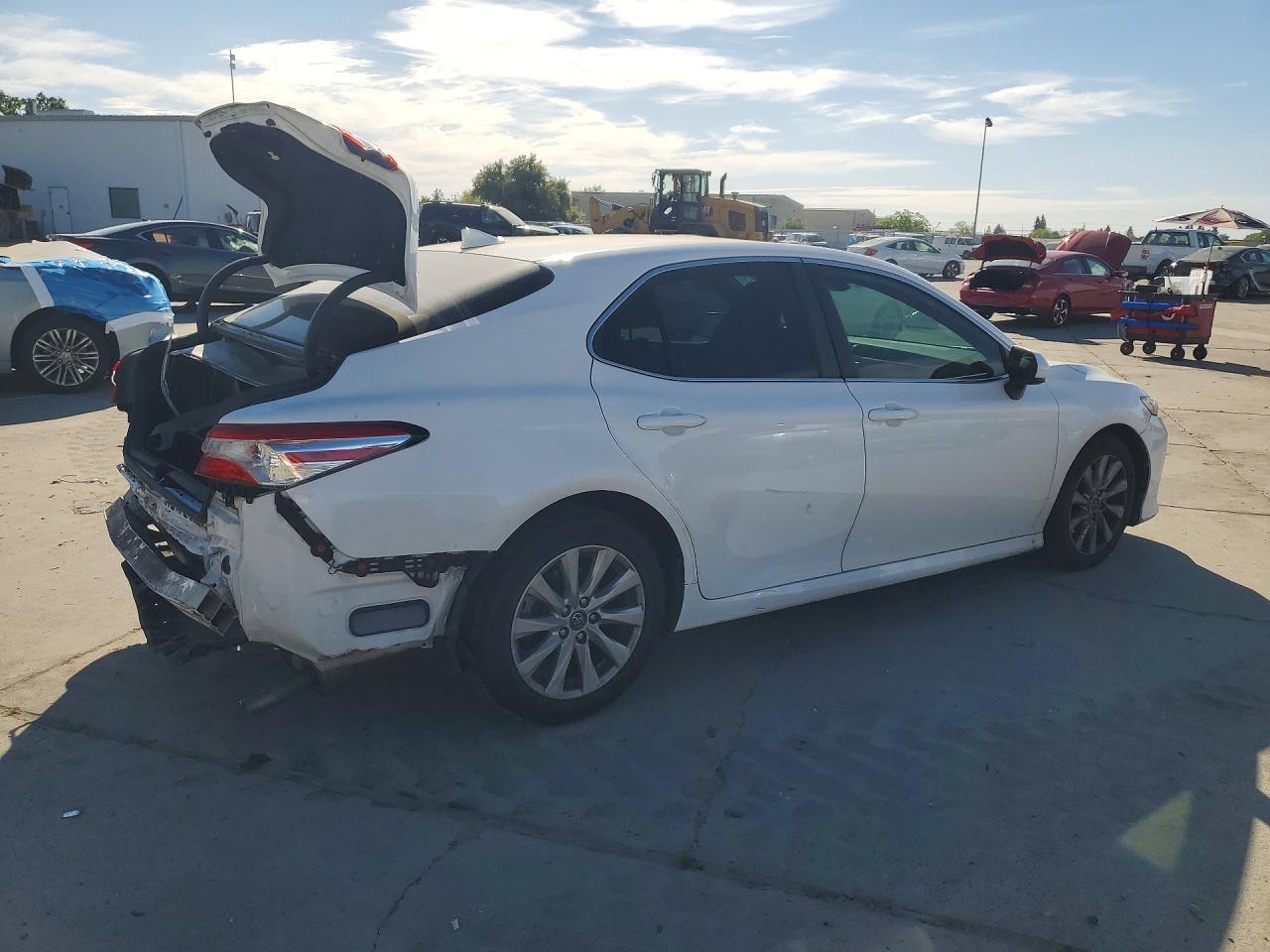 2020 Toyota Camry Le - Фото 3