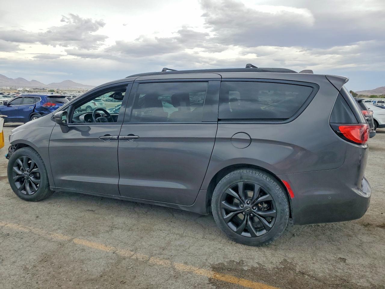 2018 Chrysler Pacifica Limited - Image 2