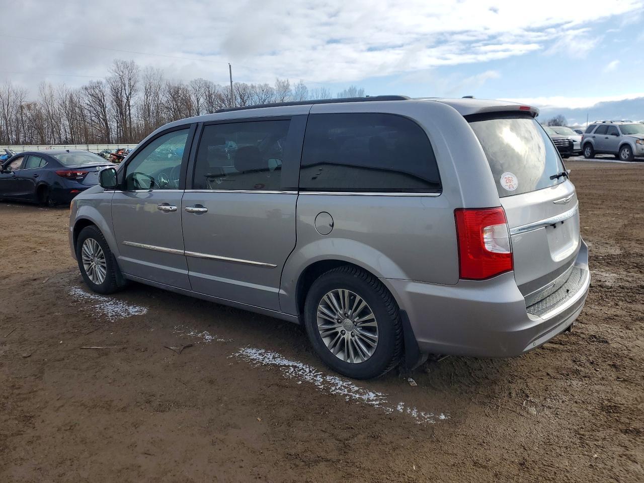 2015 Chrysler Town & Country Touring L - Фото 2