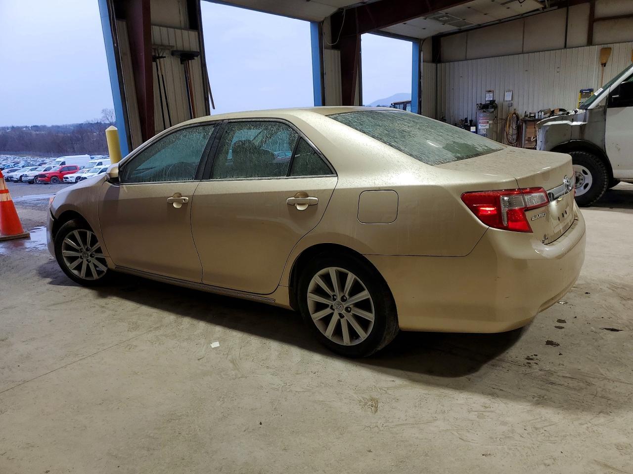 2012 Toyota Camry Base - Фото 2