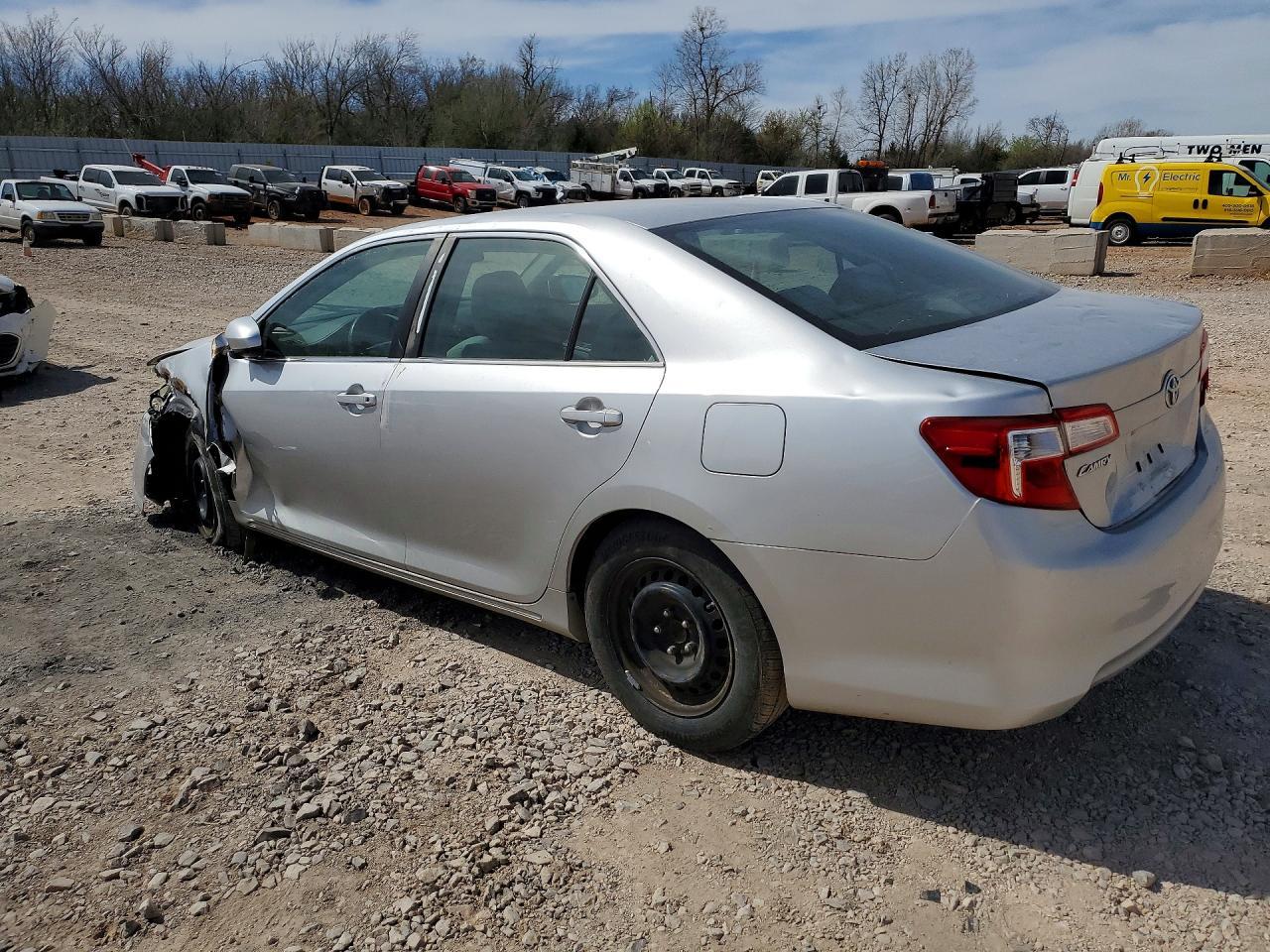 2012 Toyota Camry Le - Фото 2