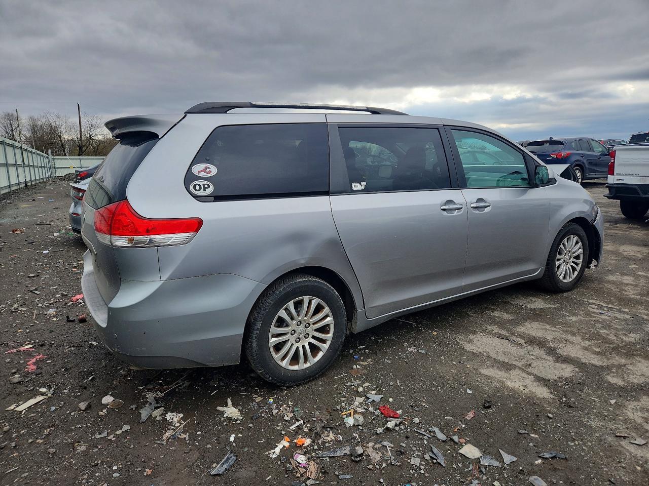 2011 Toyota Sienna Xle 8-Passenger - Фото 3