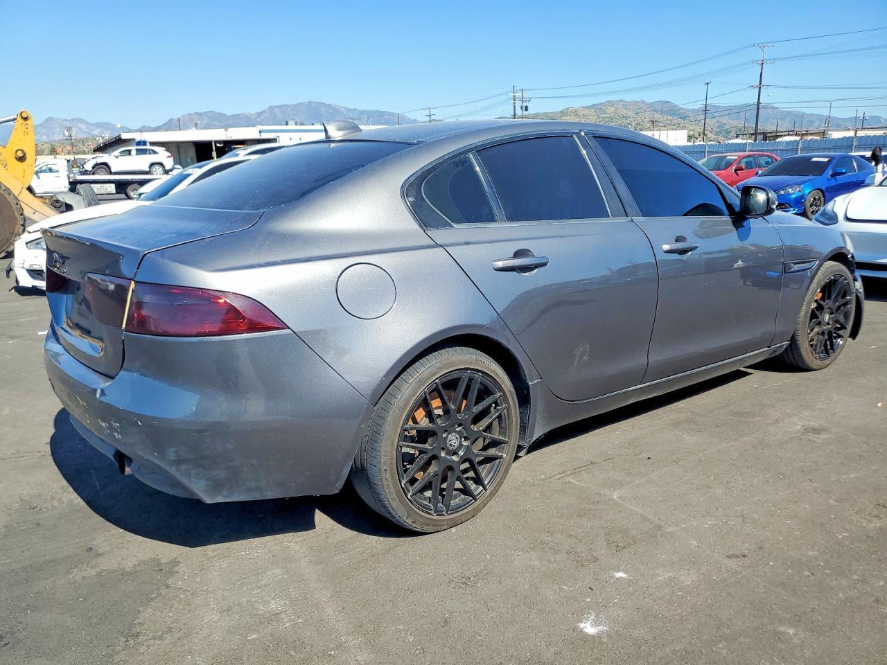 2017 Jaguar Xe Premium - Фото 3