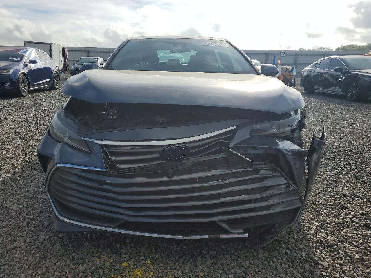 2019 Toyota Avalon Hybrid Limited - Image 5