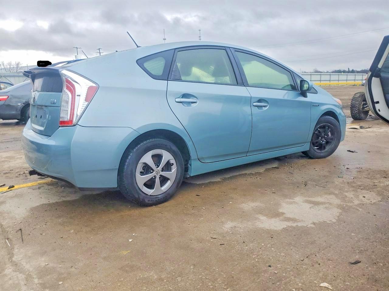2013 Toyota Prius Two - Фото 3