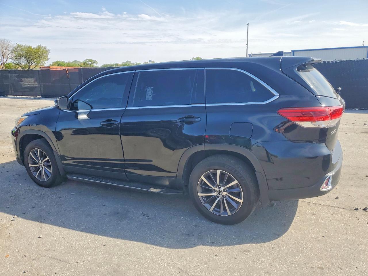 2019 Toyota Highlander Le Plus - Image 2