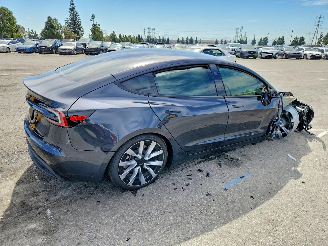 2026 Tesla Model 3 - Фото 3