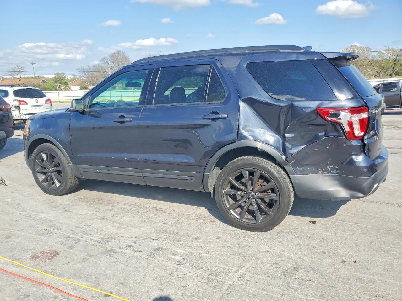 2017 Ford Explorer Xlt - Фото 2