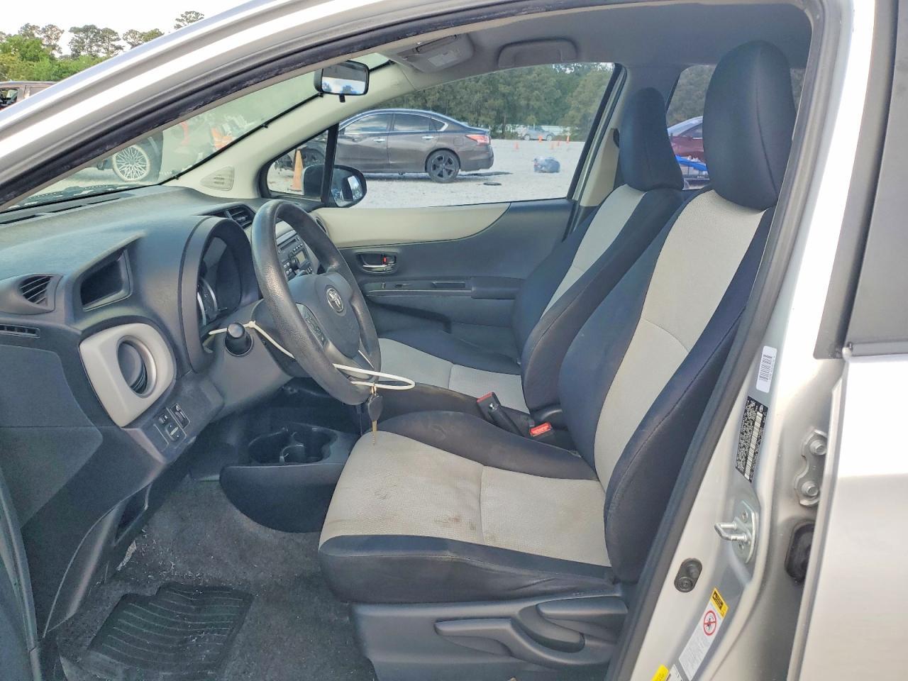 2013 Toyota Yaris 5-Door Le - Фото 7