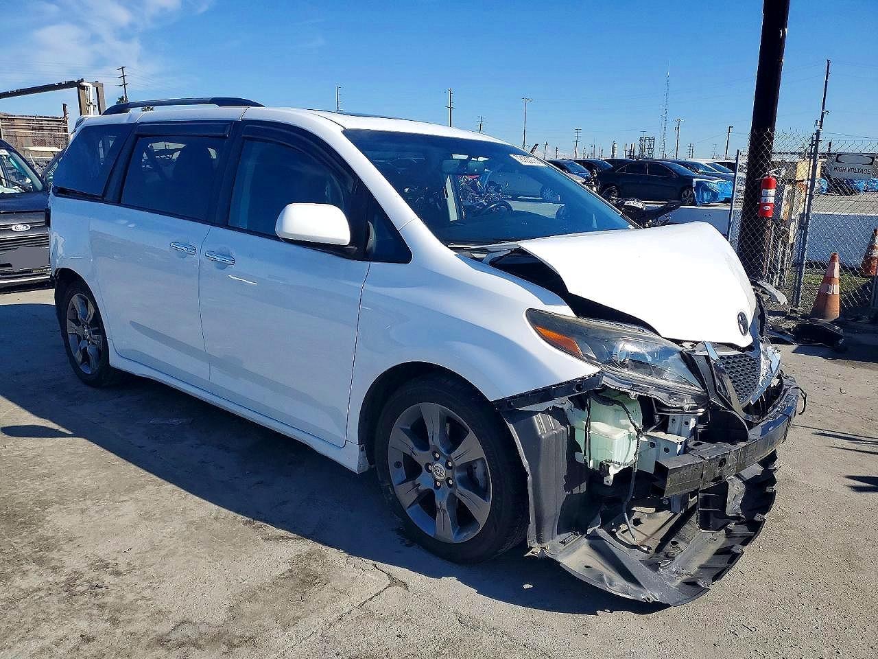 2016 Toyota Sienna Se - Фото 4