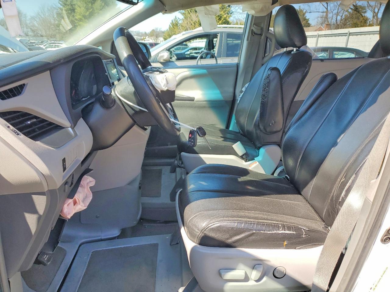 2015 Toyota Sienna Le Mobility 7-Passenger - Фото 7