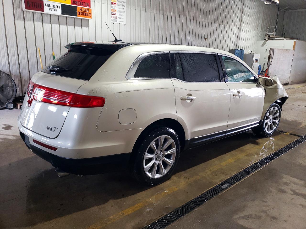2015 Lincoln Mkt - Image 3