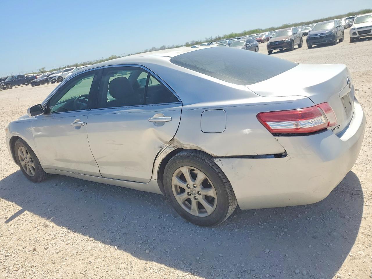2011 Toyota Camry Le - Фото 2