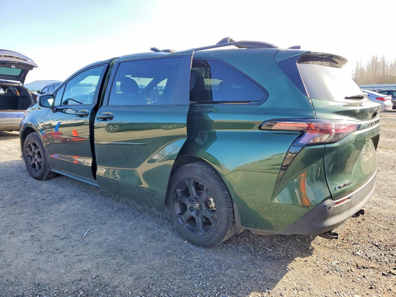 2025 Toyota Sienna Woodland Edition - Фото 2