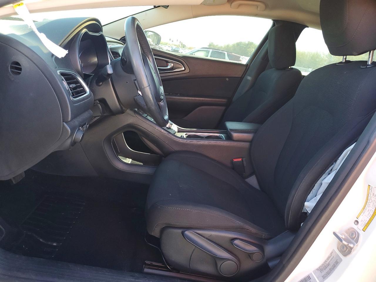 2016 Chrysler 200 Lx - Фото 7