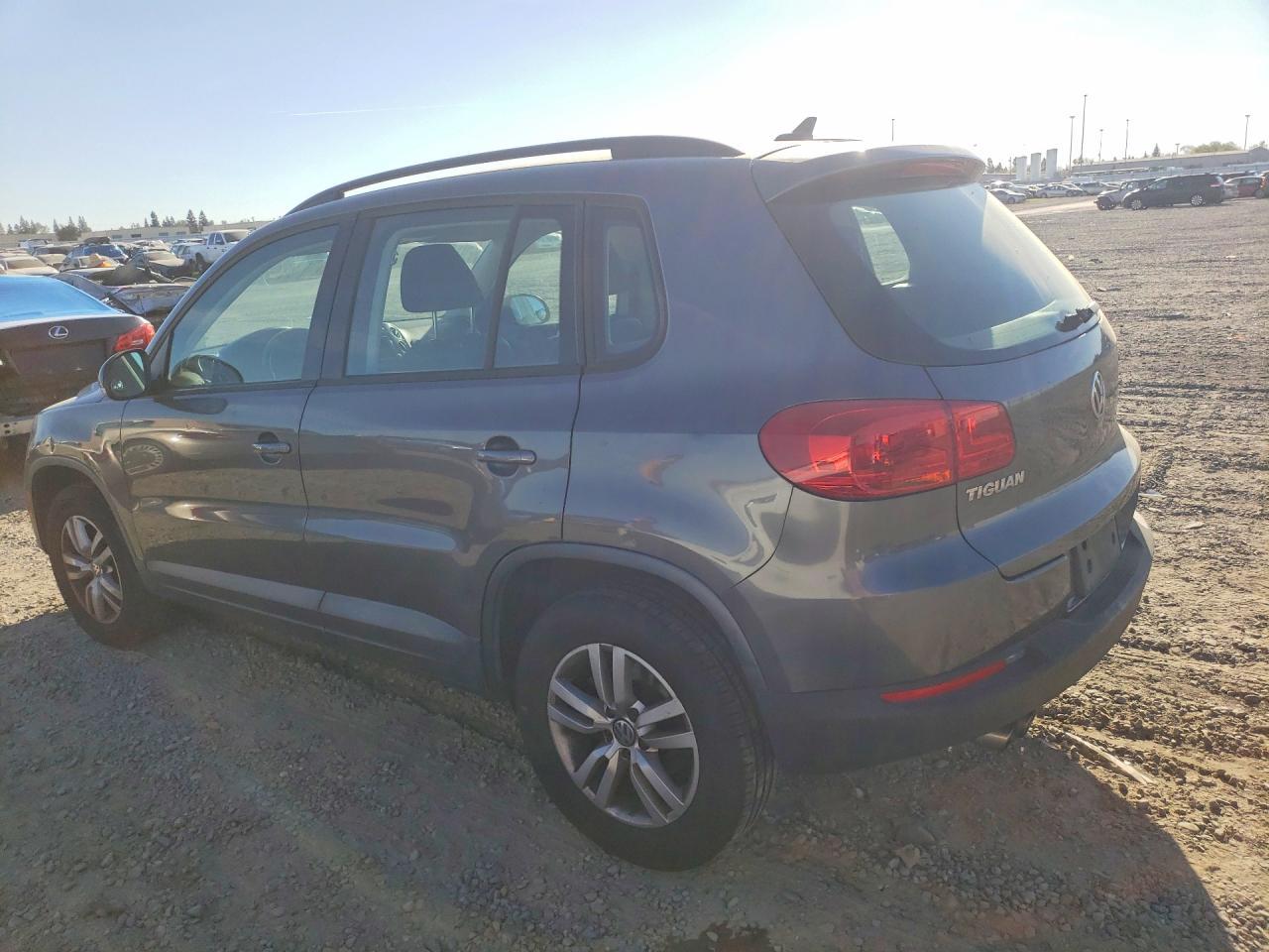 2015 Volkswagen Tiguan S - Фото 2