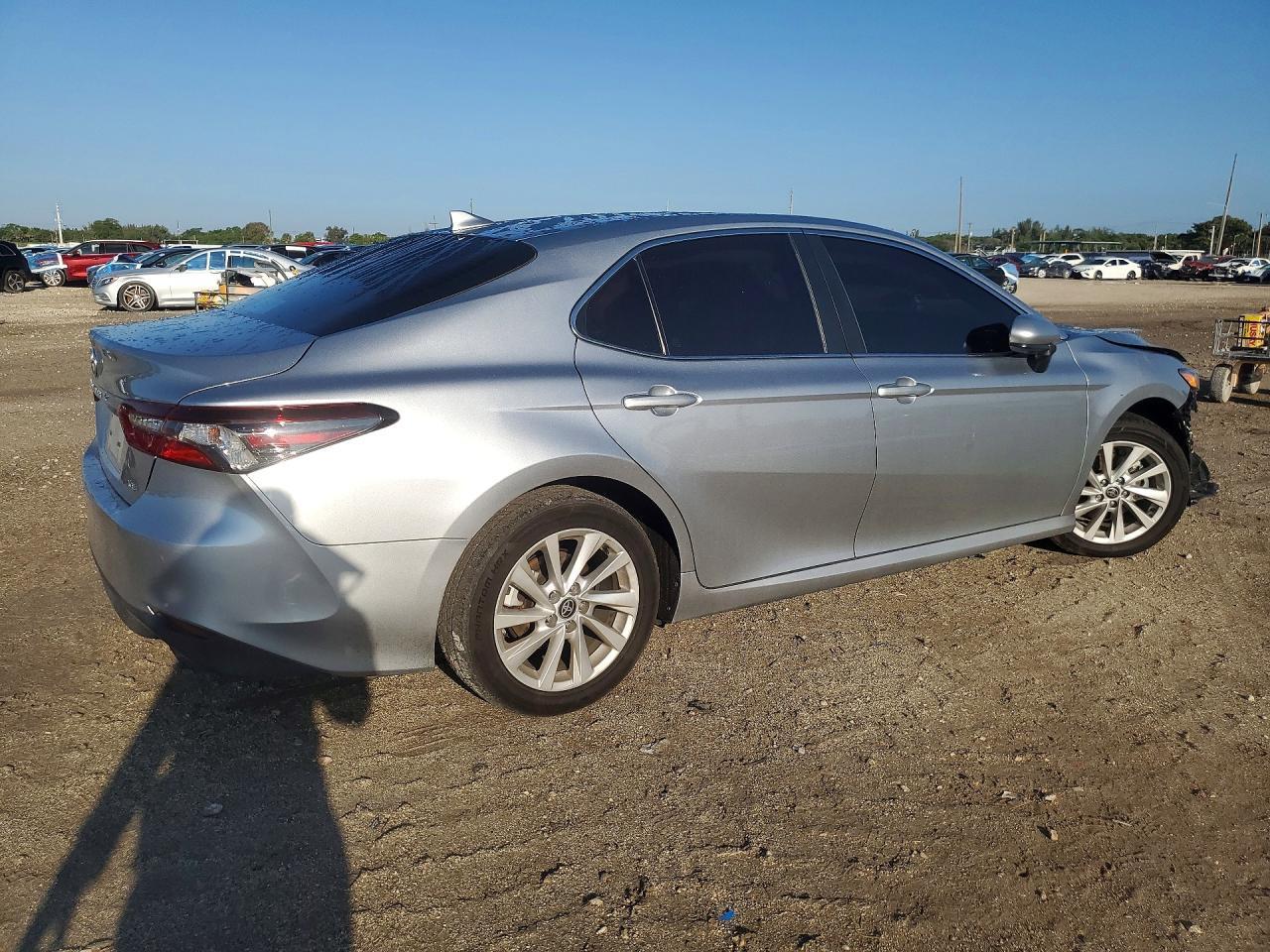 2024 Toyota Camry Le - Фото 3
