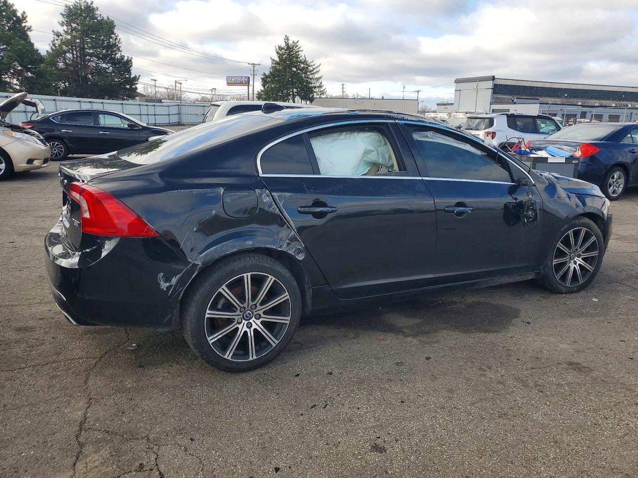 2017 Volvo S60 Platinum - Image 3