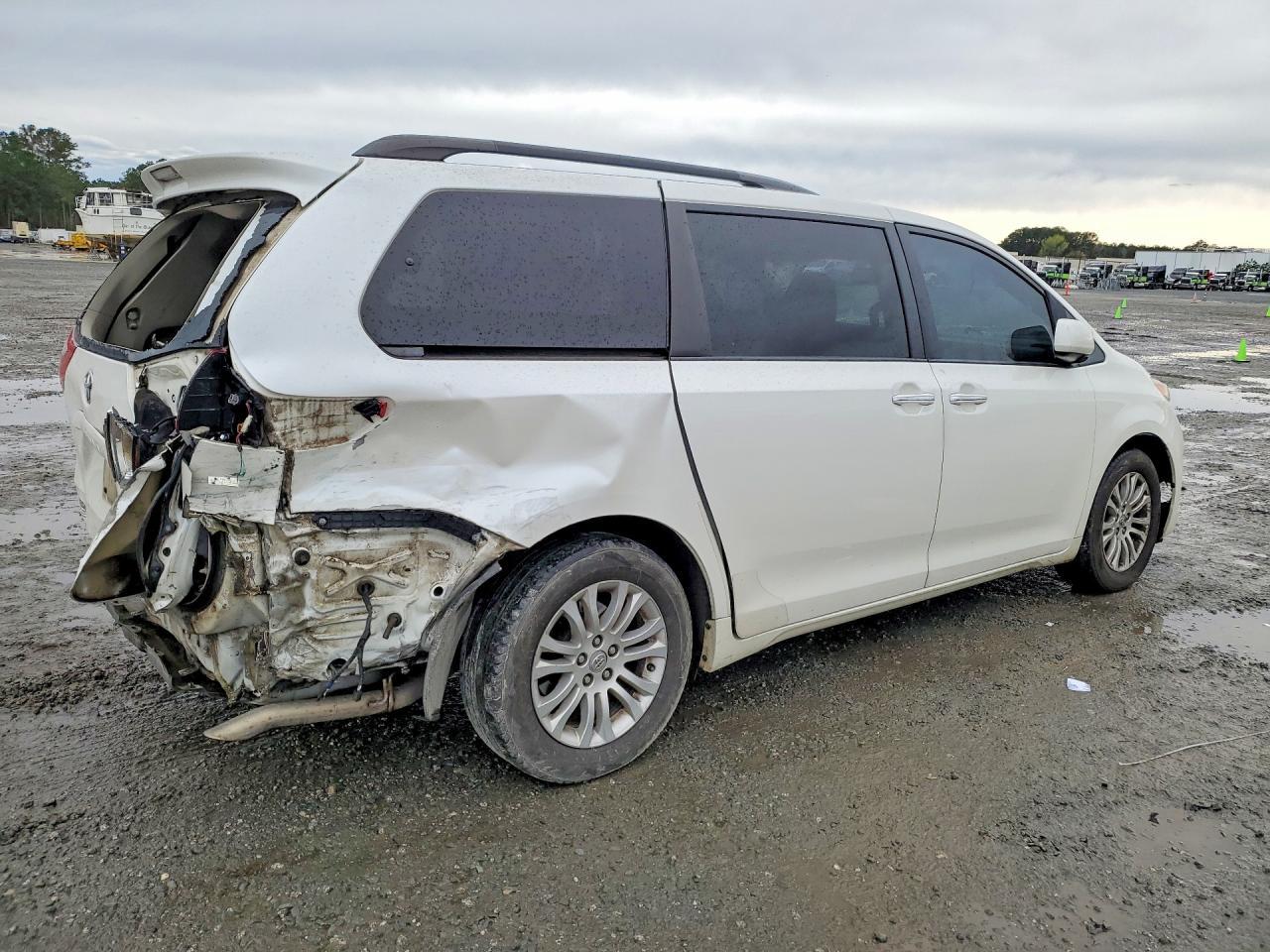2015 Toyota Sienna Xle 8-Passenger - Image 3