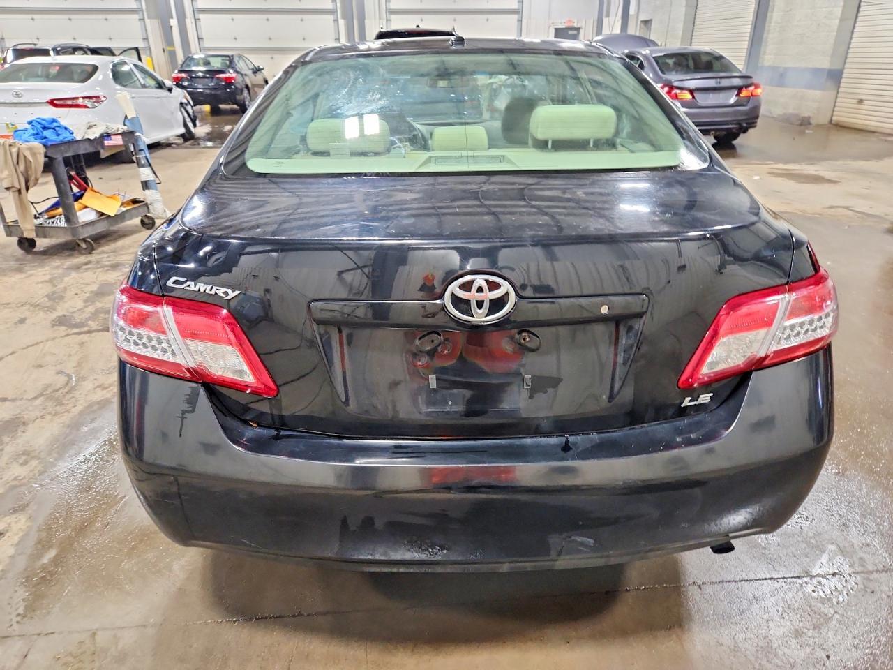 2011 Toyota Camry Le - Фото 6