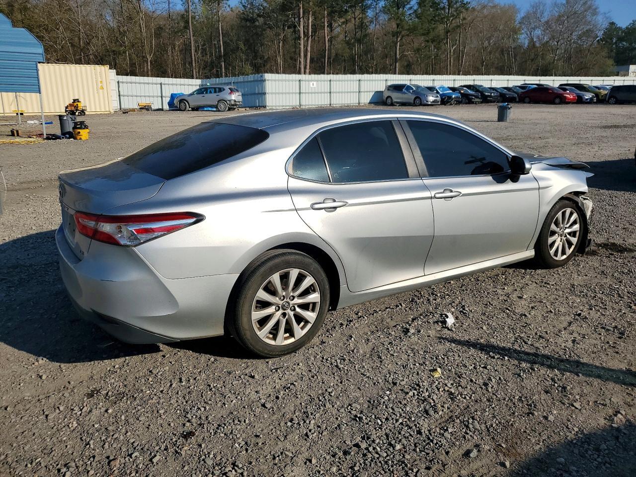 2018 Toyota Camry Le - Фото 3