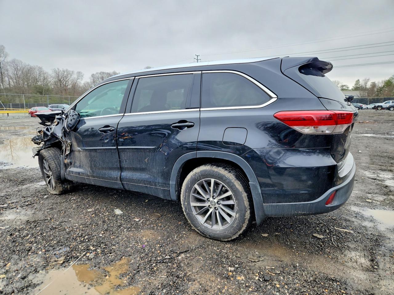 2017 Toyota Highlander Xle - Image 2