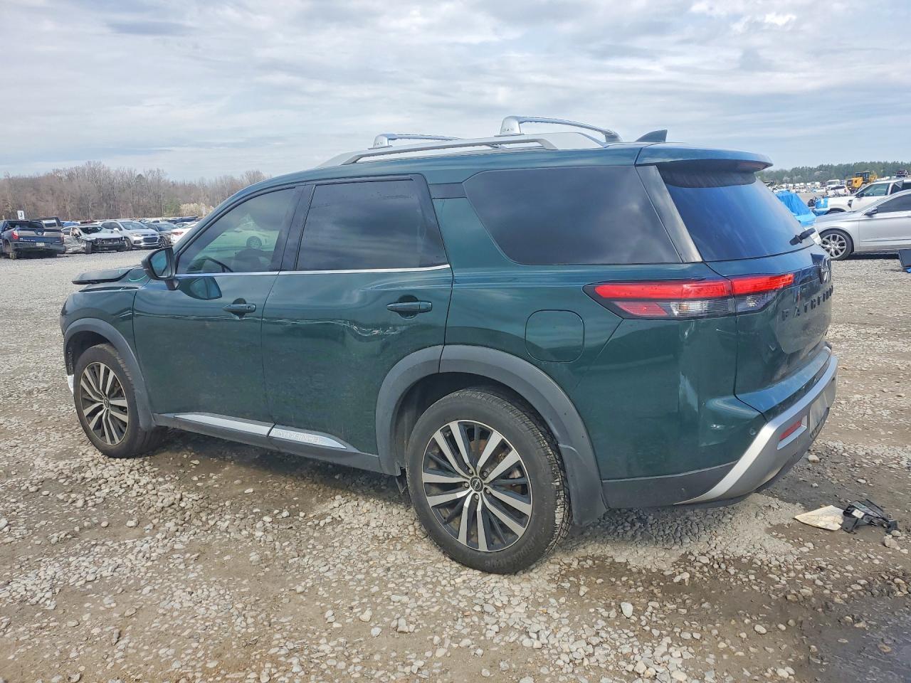 2023 Nissan Pathfinder Platinum - Image 2