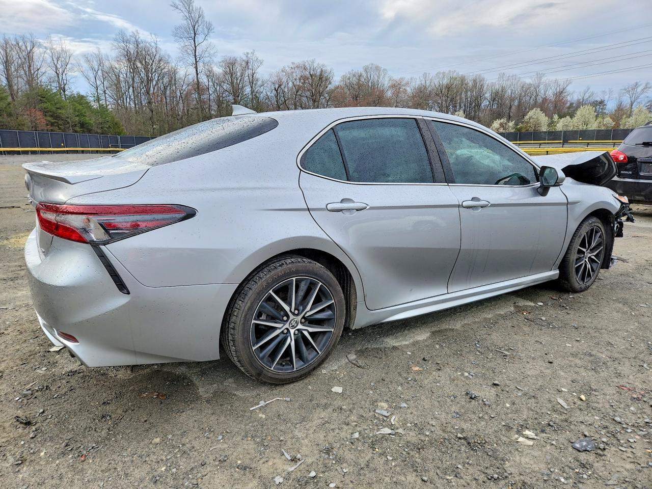 2022 Toyota Camry Se - Фото 3