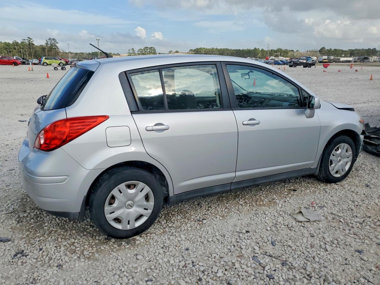 2011 Nissan Versa 1.8 S - Image 3