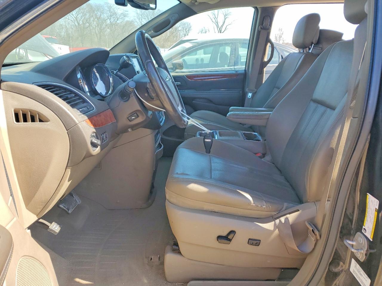 2014 Chrysler Town & Country Touring L - Фото 7