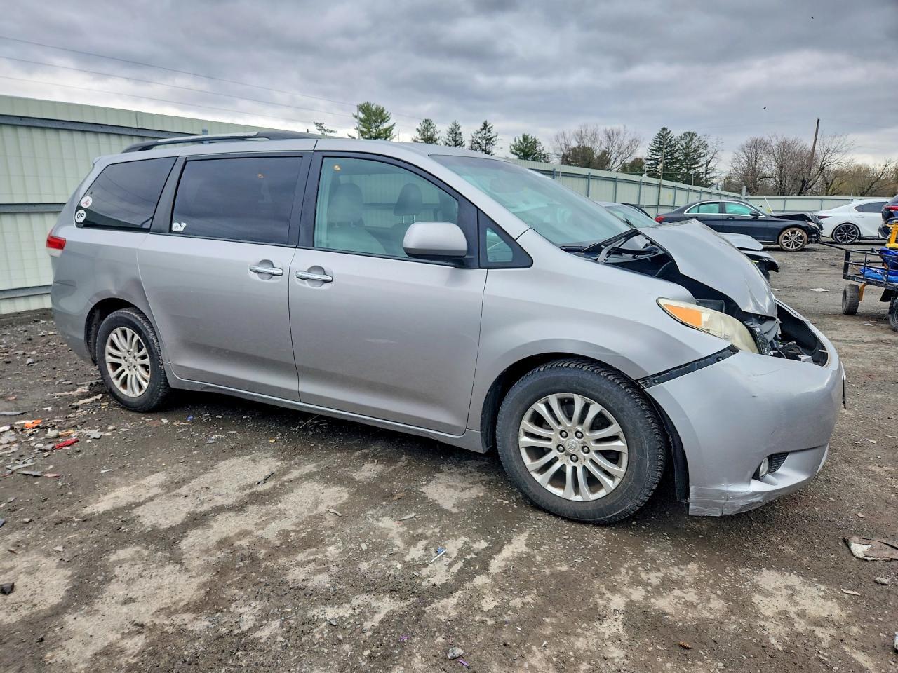 2011 Toyota Sienna Xle 8-Passenger - Фото 4