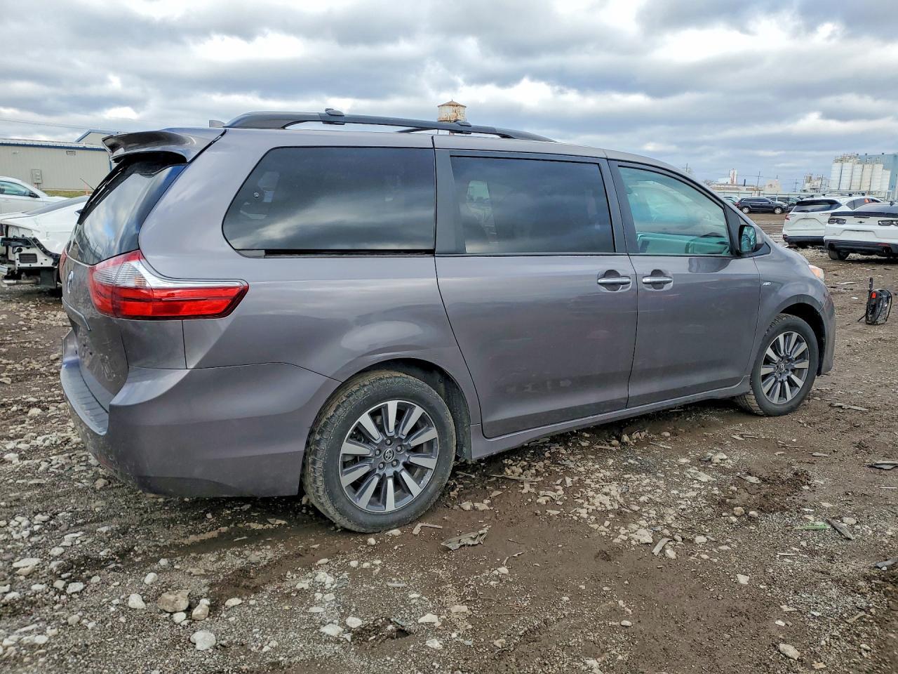 2020 Toyota Sienna Xle Premium 7-Passenger - Image 3