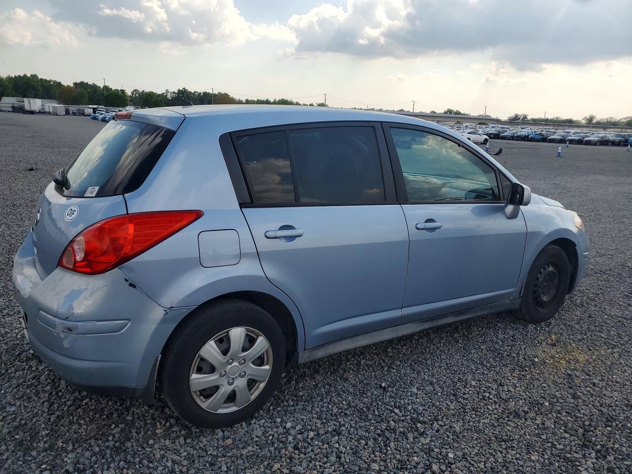 2011 Nissan Versa - Фото 3