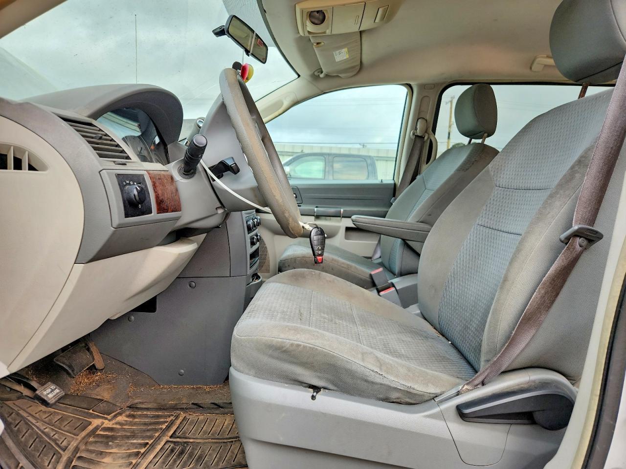 2009 Chrysler Town & Country Lx - Image 7