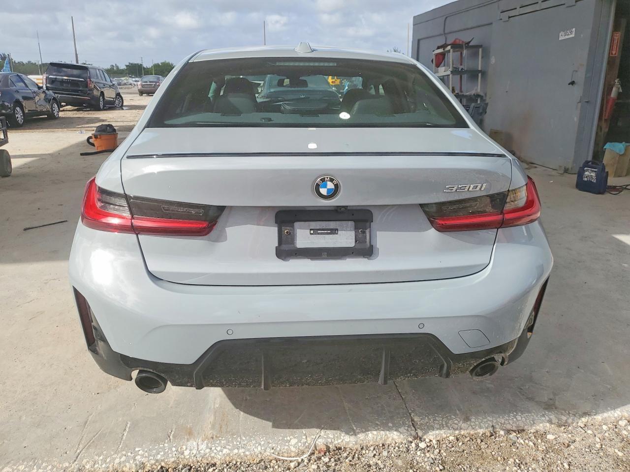 2025 BMW 330I - Фото 6