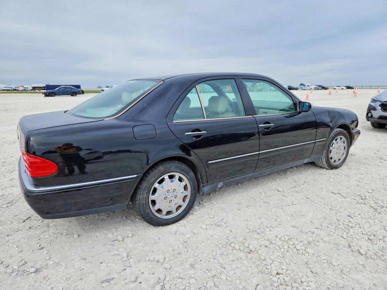 1998 Mercedes Benz E - Image 3