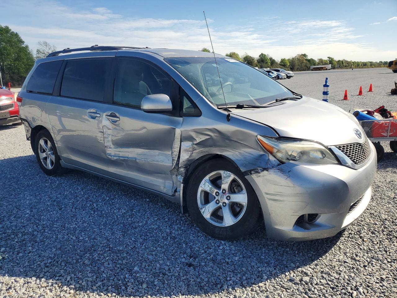 2013 Toyota Sienna Le 8-Passenger - Фото 4