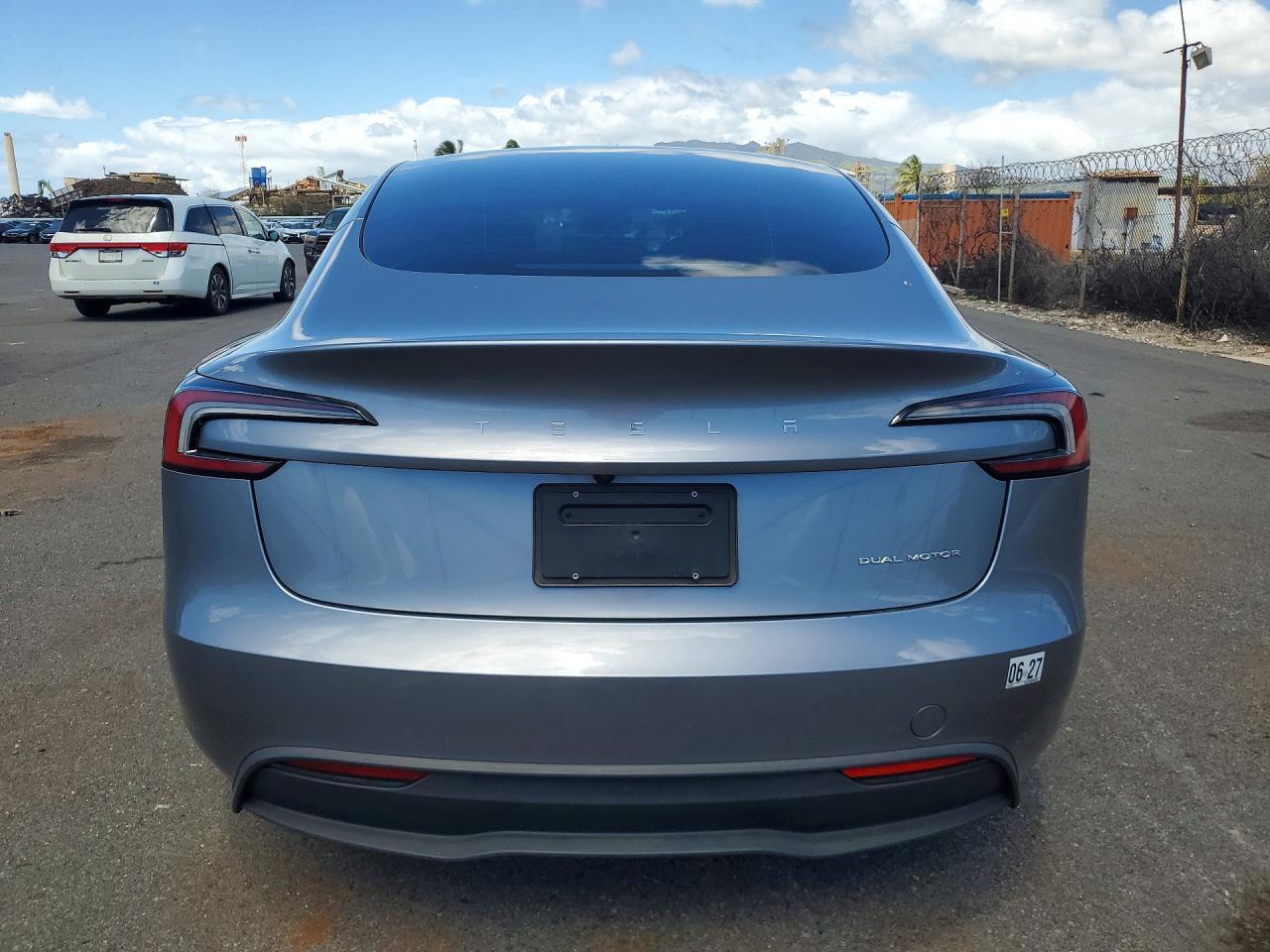 2025 Tesla Model 3 - Фото 6