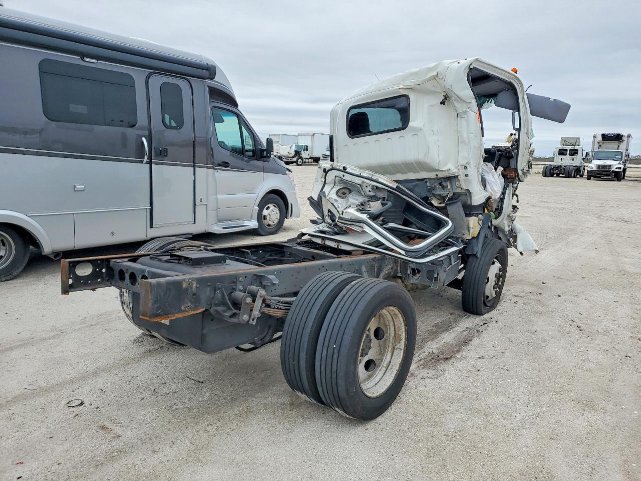 2015 Isuzu Npr Hd Truck Cab And Chassis - Фото 4